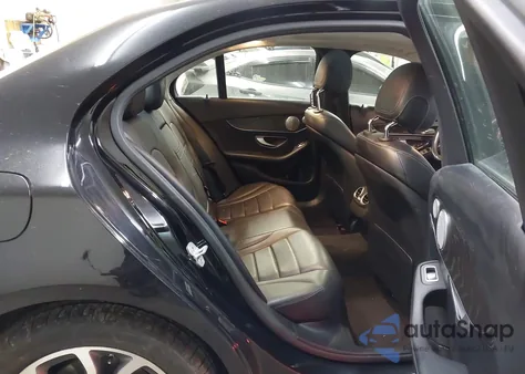 2015 Mercedes-Benz C-Class C 300 z USA, uszkodzony, nr VIN 55SWF4KBXFU058480